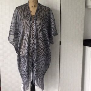 Women Kendall & James Fashion Evening Kimono Sliver & Black Fringe Shall.  #412
